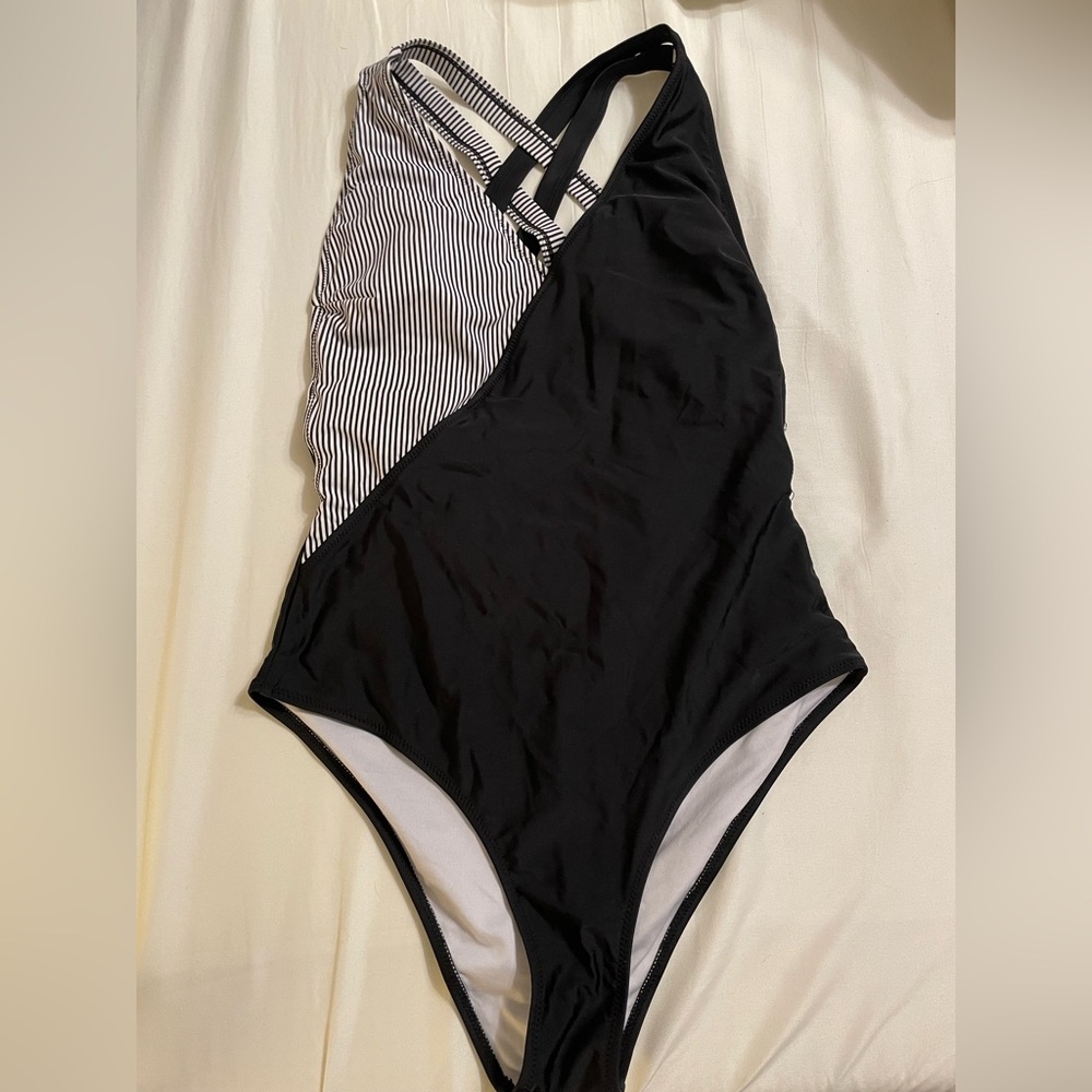 ✨2 for $10✨Cupshe Stylish Black and White One Piece Swim